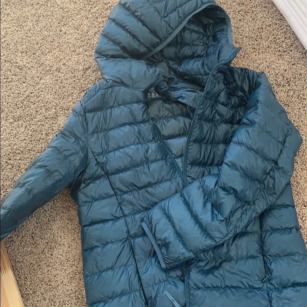 Uniqlo women’s teal ultra light down. M